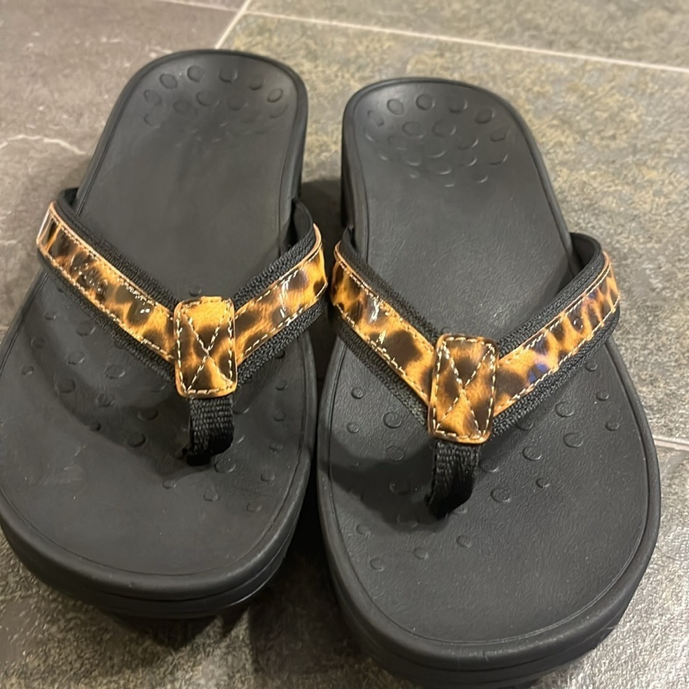 Vionic High Tide Leopard Print Thing Sandals 10 W. - image 3